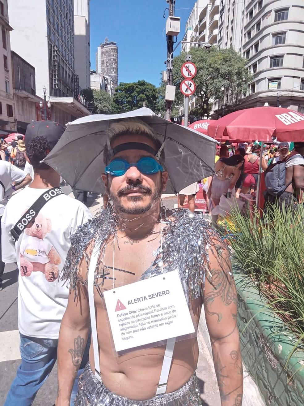 Folião se fantasia de alerta da Defesa Civil em SP