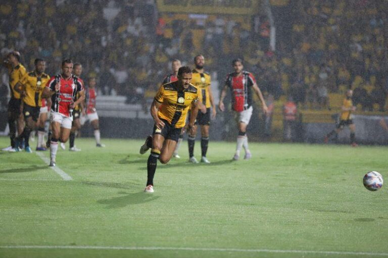 Criciúma e Joinville se enfrentam em duelo decisivo no Campeonato Catarinense