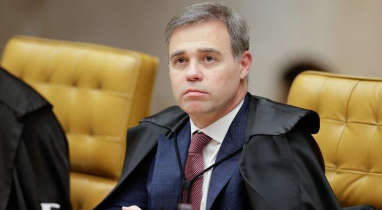 André Mendonça diverge no STF e vota para impedir Moraes e Dino de julgar caso de golpe