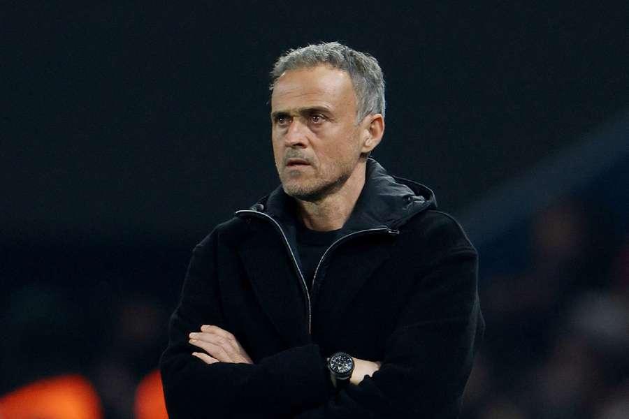 Luis Enrique observa o desempenho do PSG