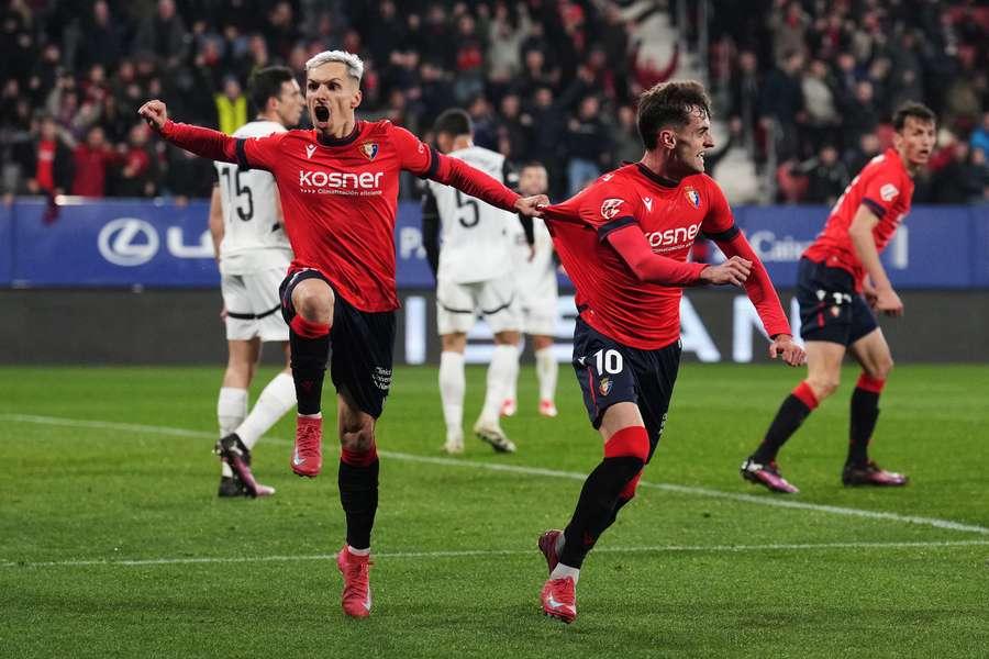 Bryan Zaragoza celebra um golo com Aimar Oroz