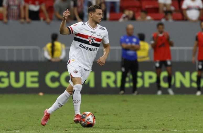 Cédric Soares vem ganhando espaço no São Paulo