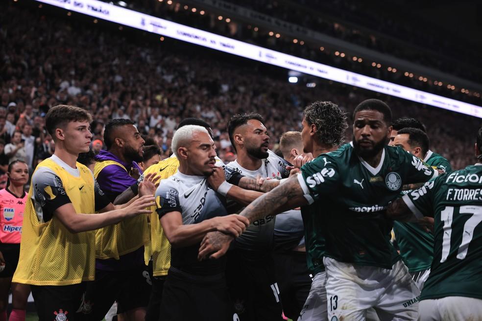 Confusão entre jogadores de Corinthians e Palmeiras