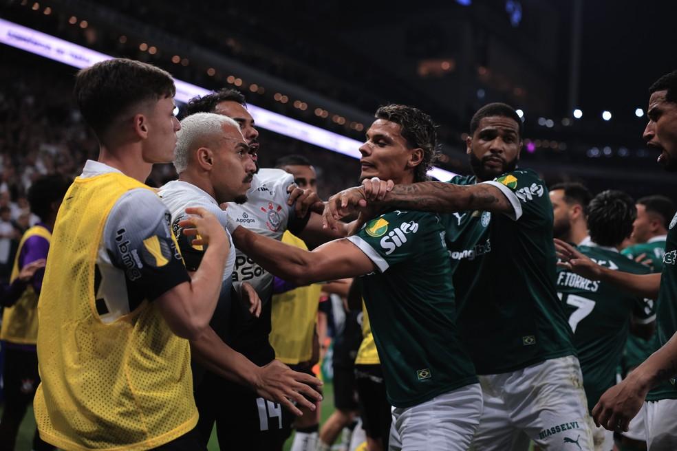 Confusão entre jogadores de Corinthians e Palmeiras