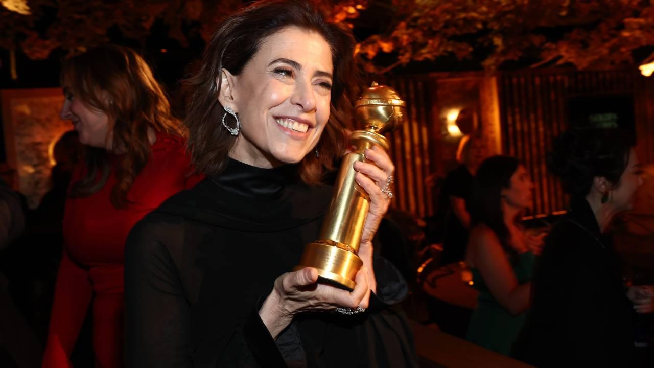 Fernanda Torres com o Globo de Ouro de melhor atriz em filme de drama