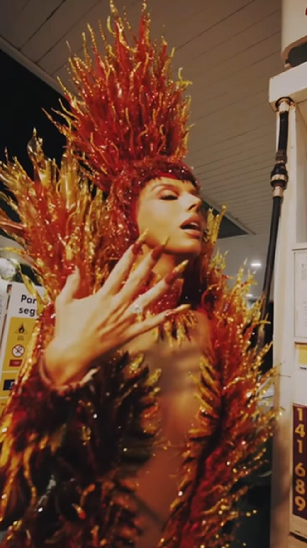 Giovanna Lancellotti usa fantasia inspirada em fogo para desfile da Beija-Flor