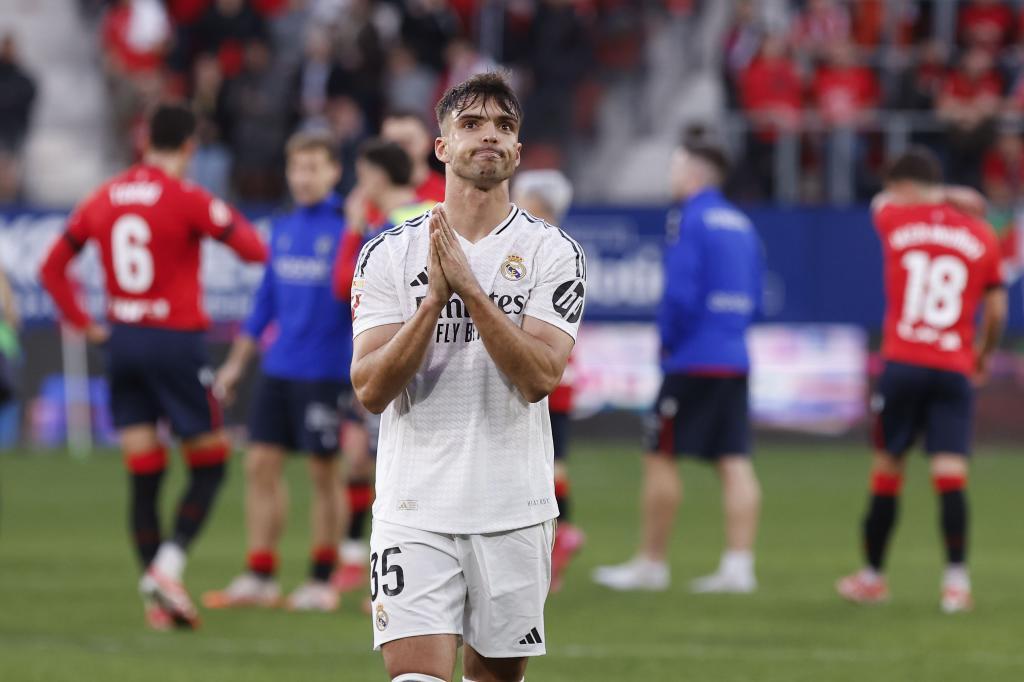 Raúl Asencio durante o jogo no estádio El Sadar