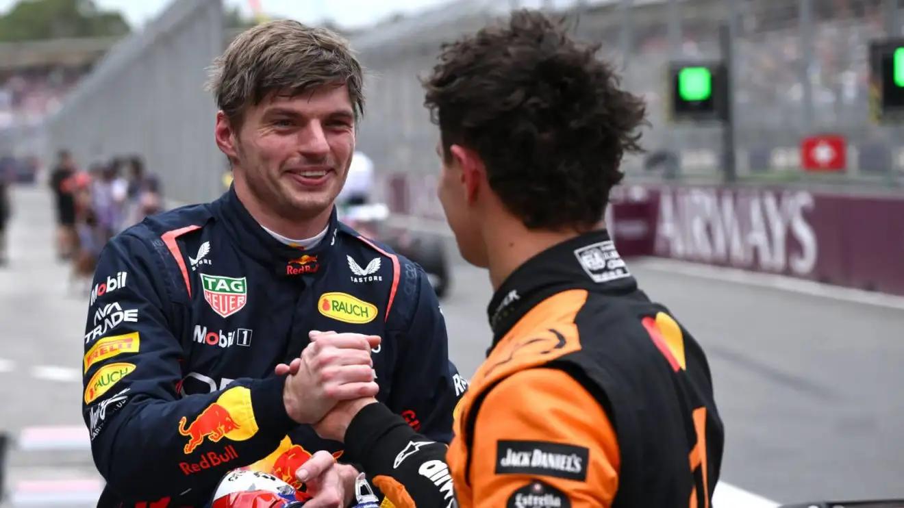 Max Verstappen e Lando Norris se cumprimentando.