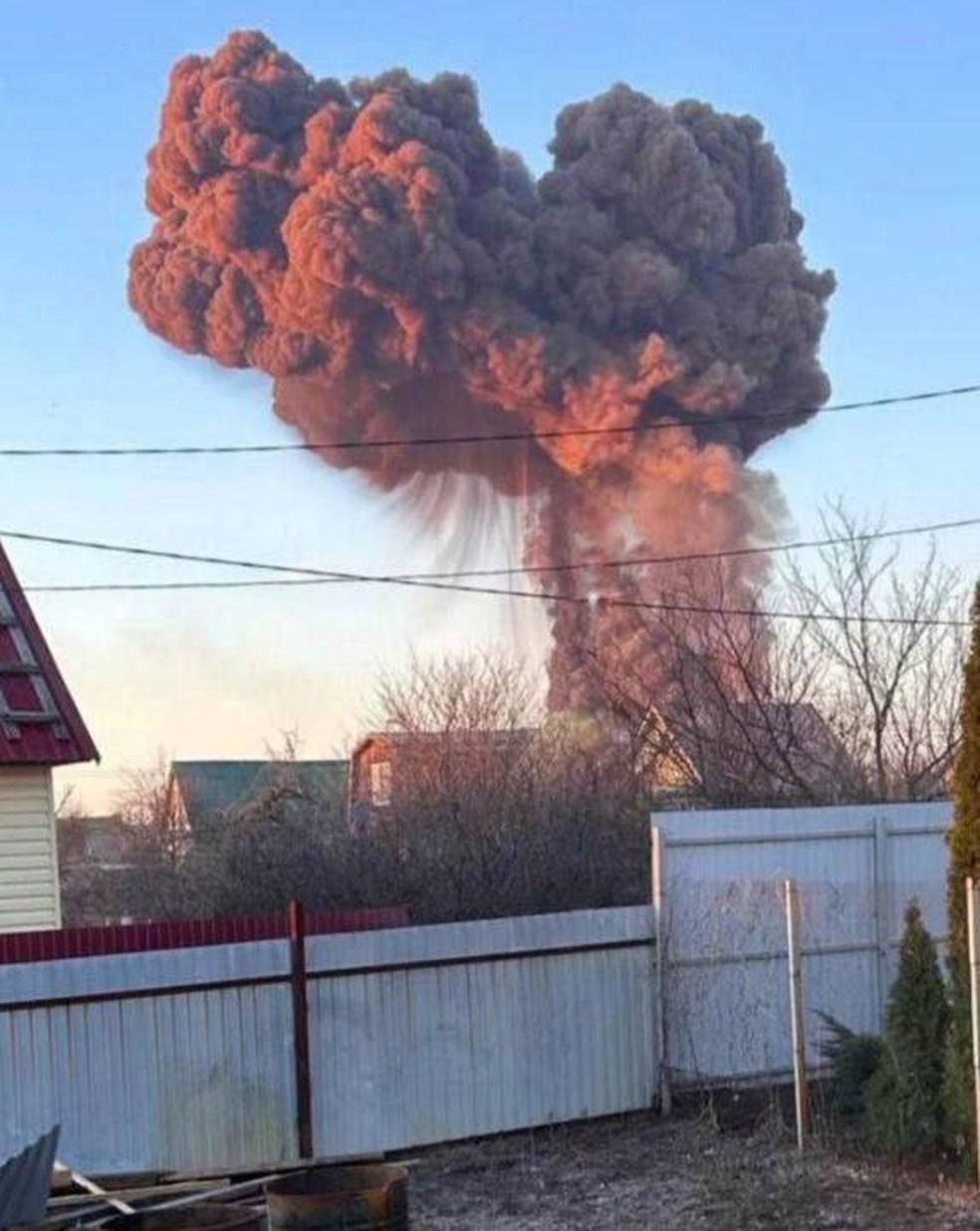 Coluna de fumaça em Engels, Rússia, após ataque ucraniano