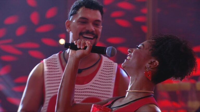 Michel Teló agita a Festa do BBB 25 com microfone e modão