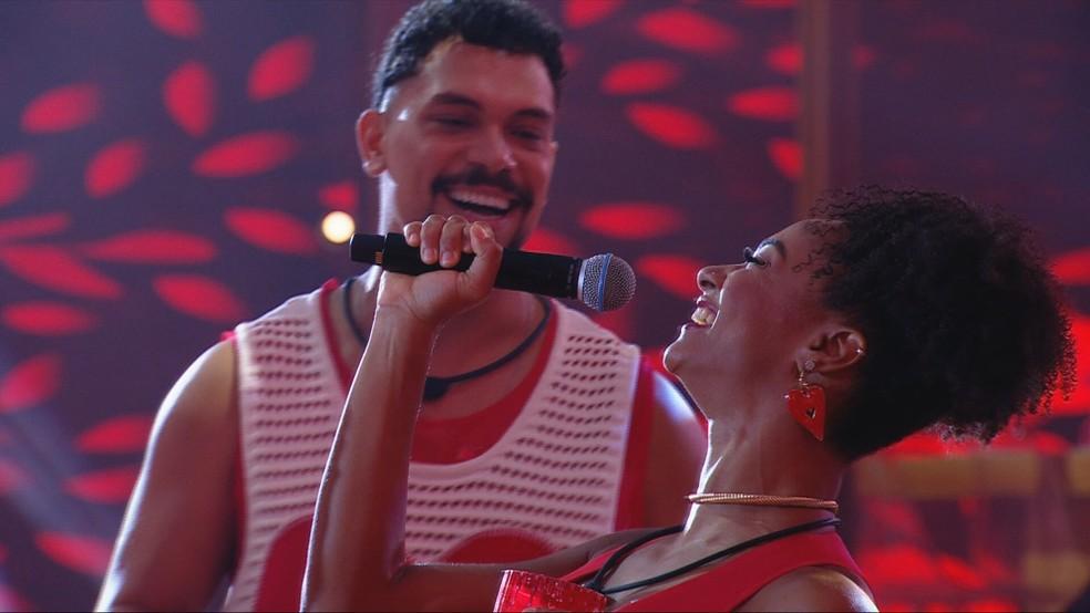 Michel Teló empresta microfone para brothers enquanto come no BBB 25