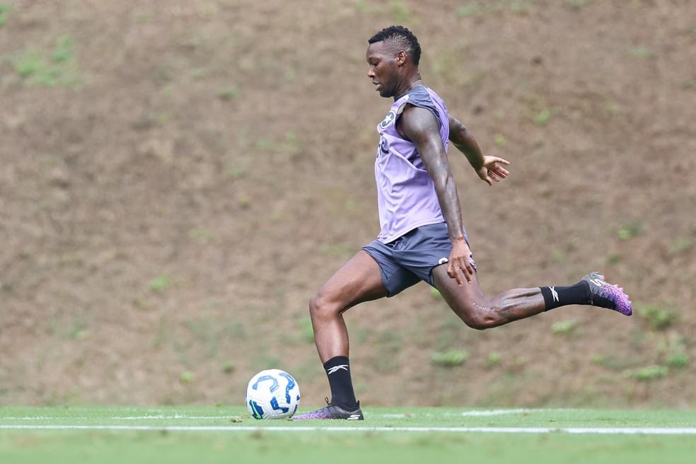 Patrick de Paula em treino do Botafogo