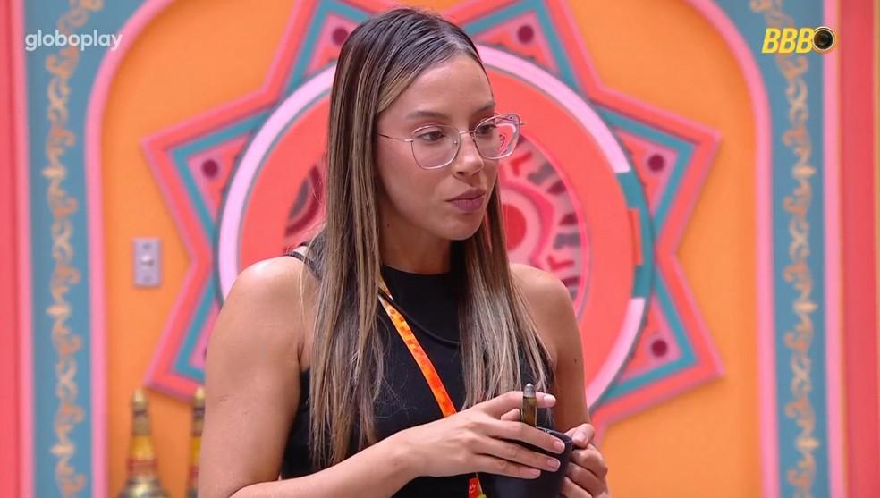 Renata conversa com gêmeos na sala