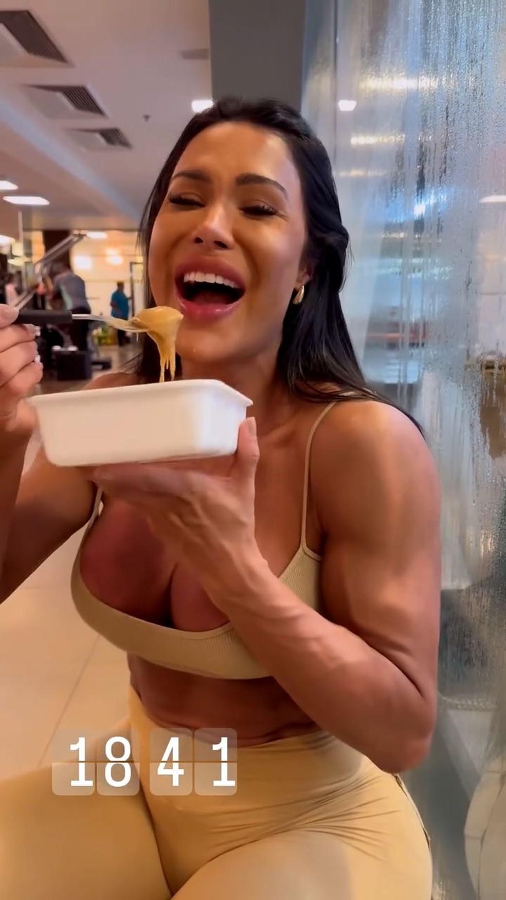 Gracyanne Barbosa comemora voltar a comer whey protein
