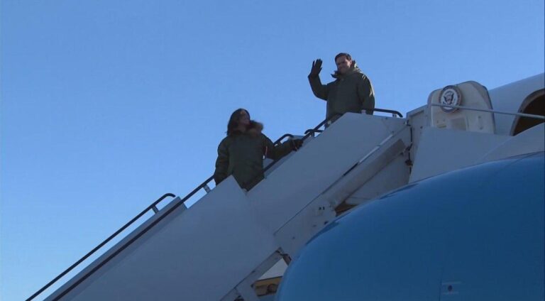 Vice dos EUA, JD Vance, chega à Groenlândia em meio a tensões políticas