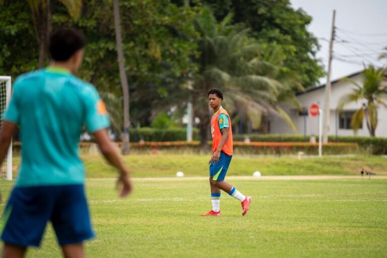 Capitão Zé Lucas lidera a Seleção Sub-17 do Brasil na estreia contra o Uruguai
