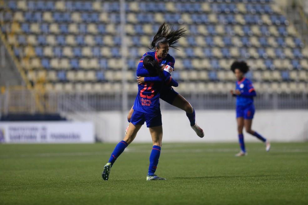 Thayslane, do Bragantino, comemora gol contra o Internacional pelo Brasileirão Feminino