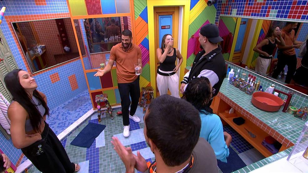 Cauã Reymond faz tour pela casa do BBB 25