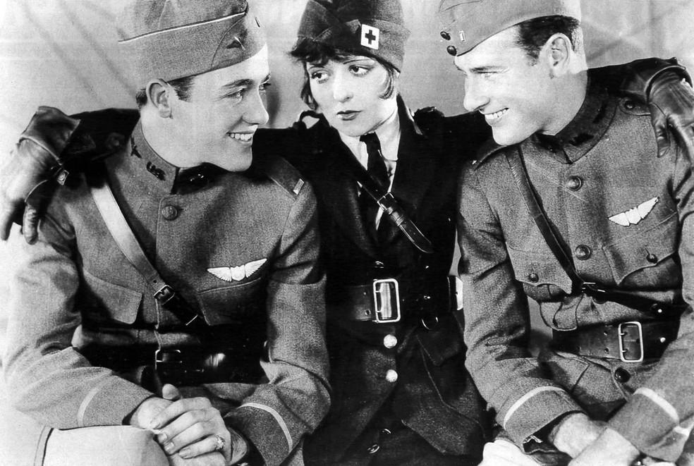 Cena do filme 'Asas' com Richard Arlen, Clara Bow e Charles 'Buddy' Rogers