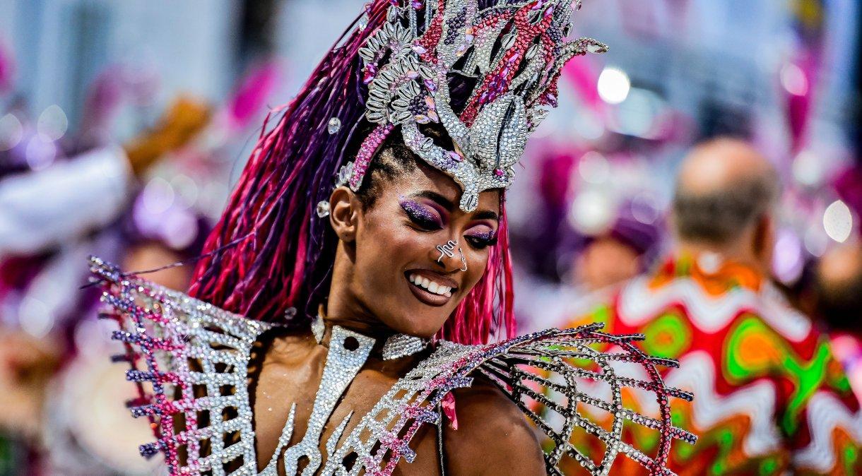 Erika Januza em desfile como rainha de bateria da Viradouro.