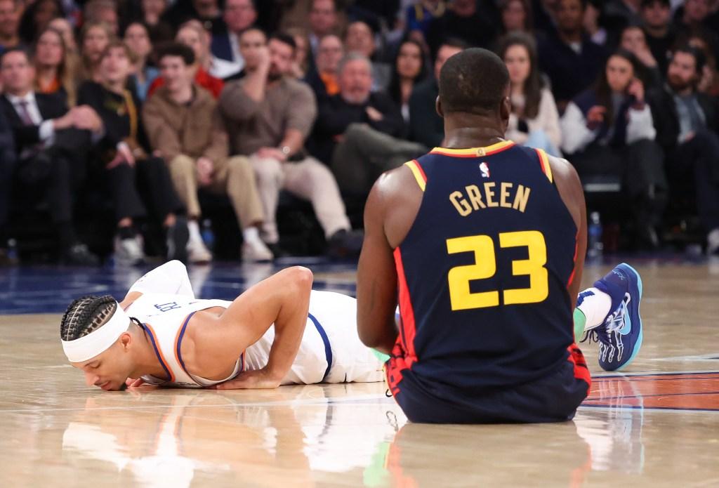 Josh Hart no chão após colisão com Draymond Green