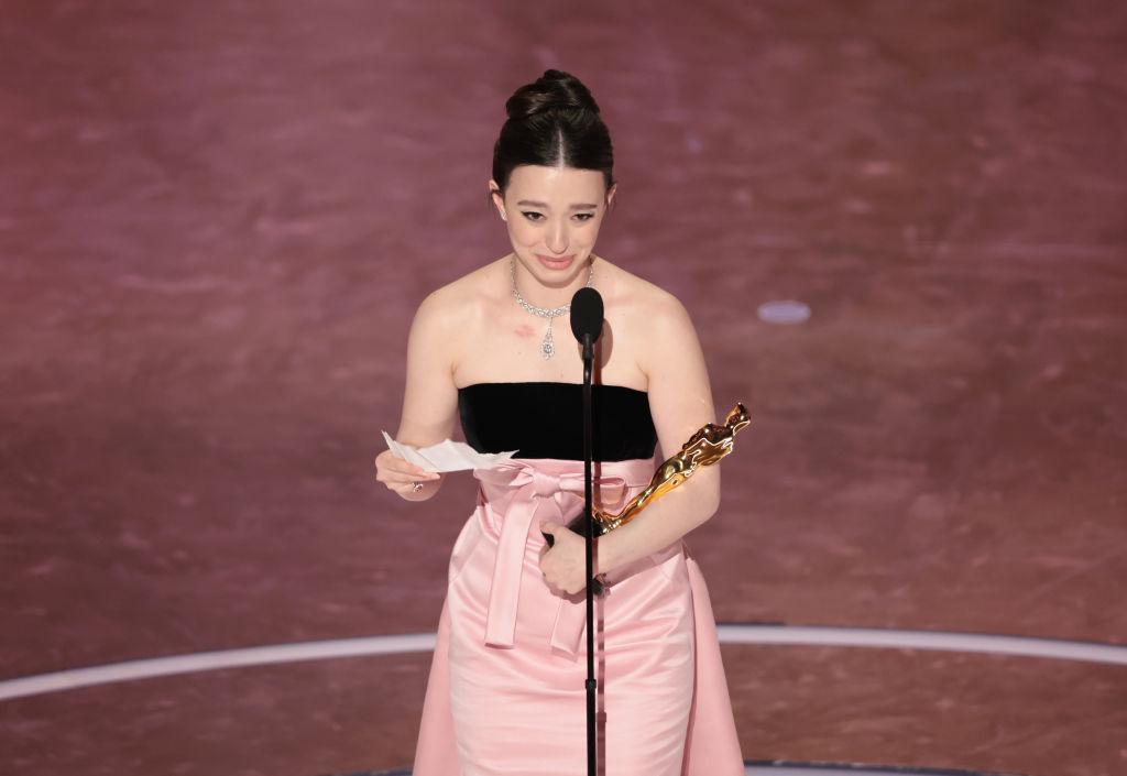Mikey Madison aceita o Oscar de melhor atriz por 'Anora'
