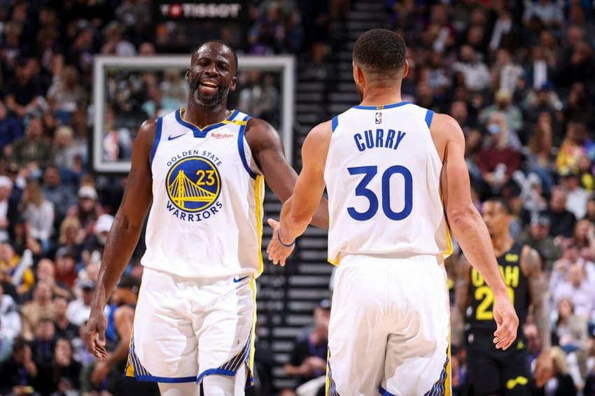 Stephen Curry e Draymond Green em ação pelo Golden State Warriors