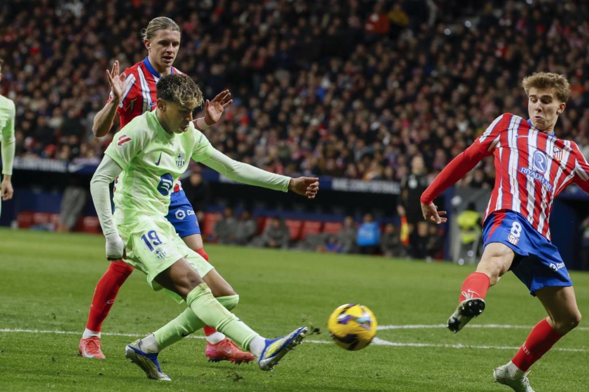 Lamine, em campo contra o Atlético de Madrid