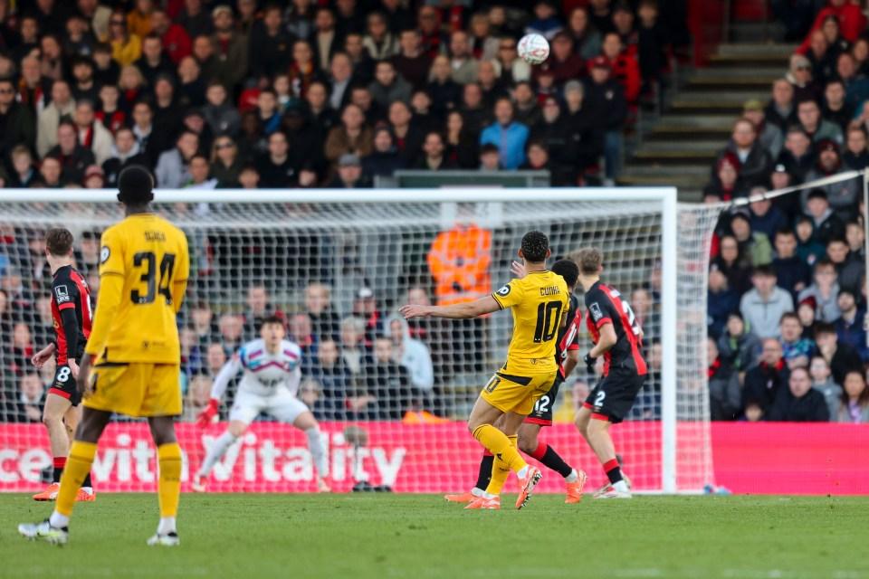 Matheus Cunha comemora gol no jogo Bournemouth contra Wolverhampton