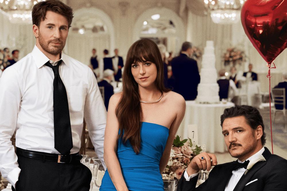 Materialists, comédia romântica da A24 com Dakota Johnson, Pedro Pascal e Chris Evans; os três estão posando juntos para foto em um salão de casamento.