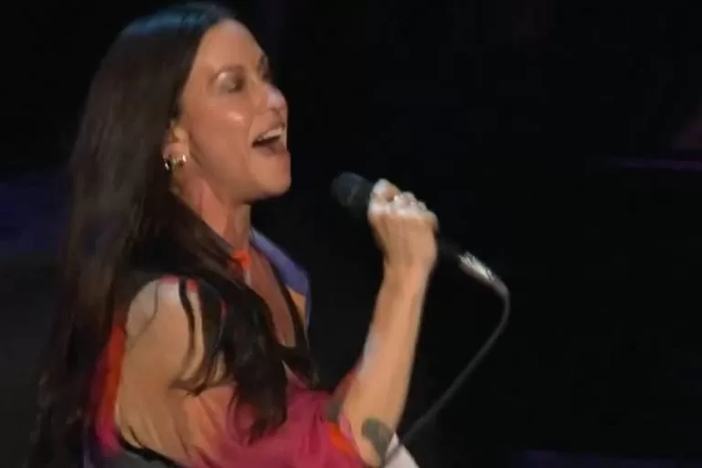Alanis Morissette Brilha no Lollapalooza 2025 com Show Memorável