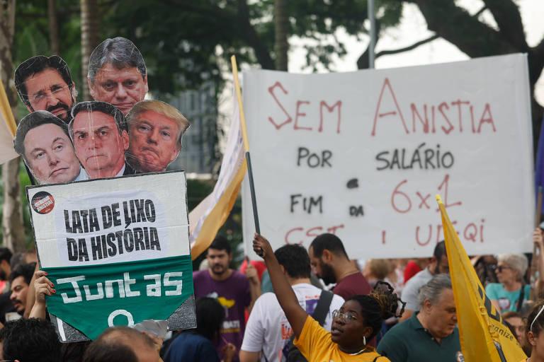 Protesto contra a anistia a Bolsonaro com manifestantes segurando cartazes