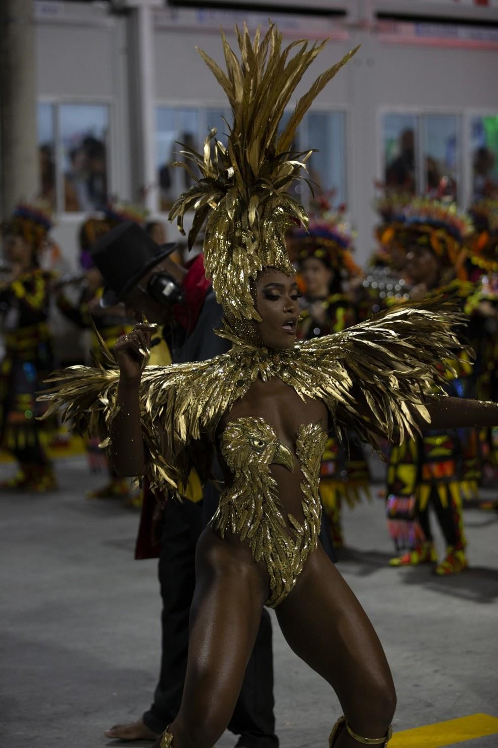 Erika Januza, rainha da Viradouro, mostra look inovador durante desfile