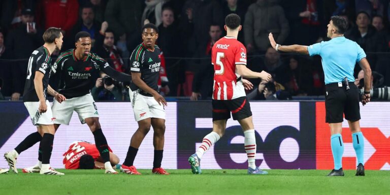 Arsenal Escapa de Cartão Vermelho em Vitória Arrasadora contra o PSV