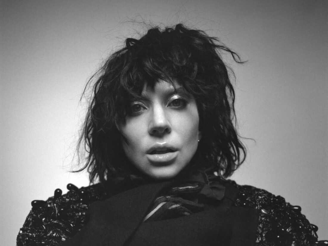 Lady Gaga com fãs e amigos em evento de lançamento