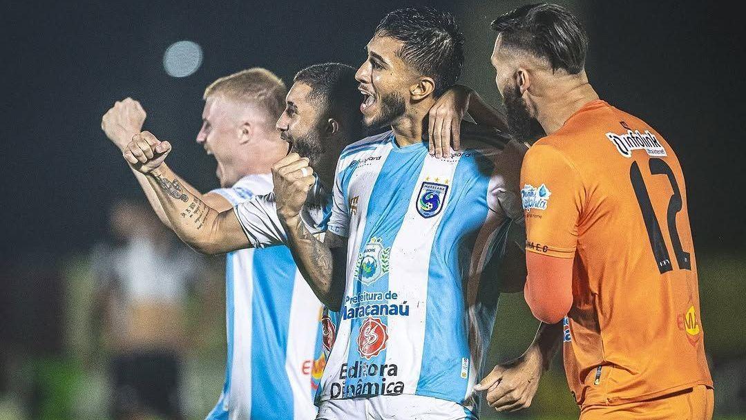 Félix Torres cabeceia para abrir o placar para o Corinthians sobre o Barcelona-EQU
