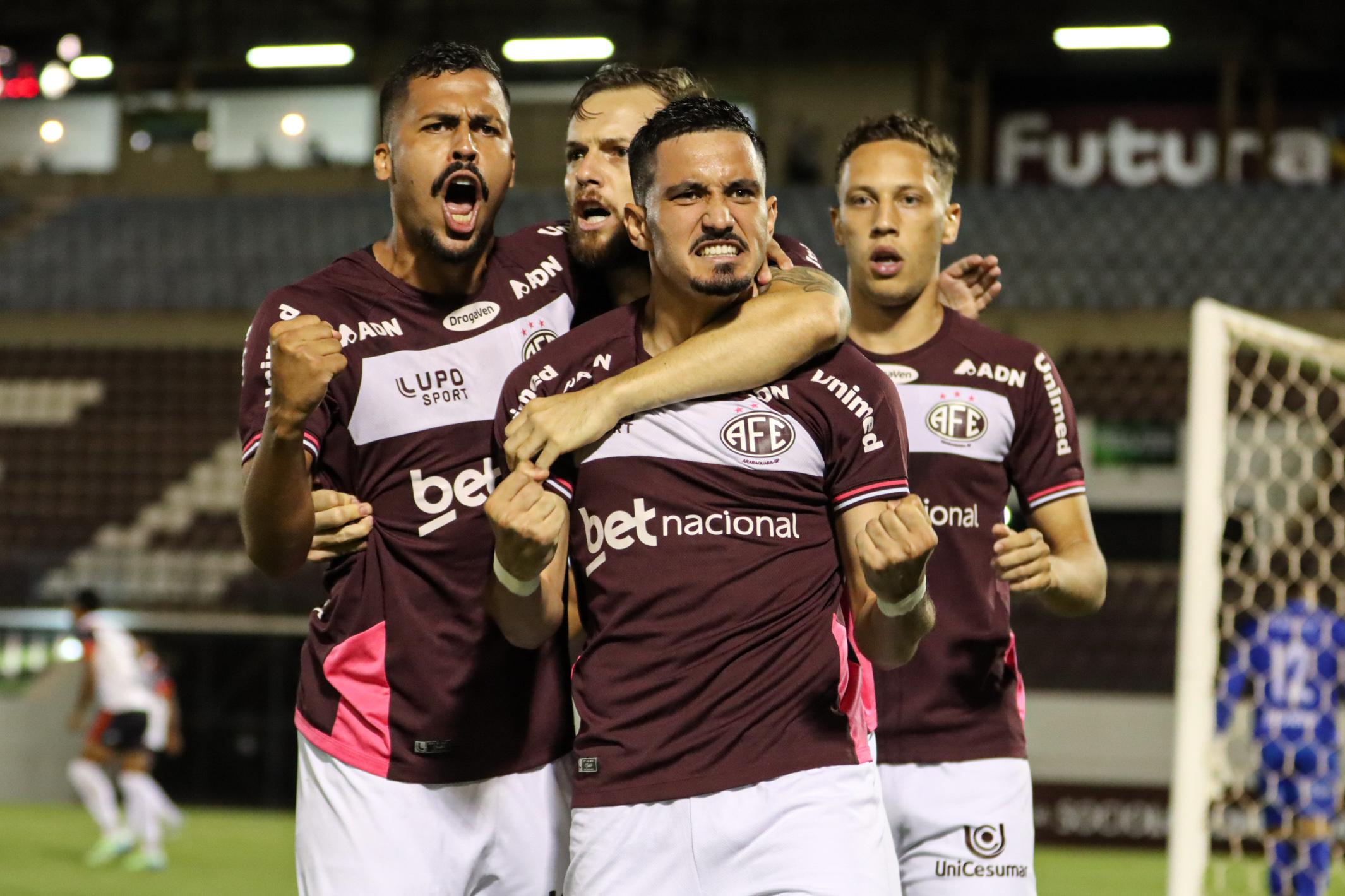 Ferroviária coloca um pé nas semifinais