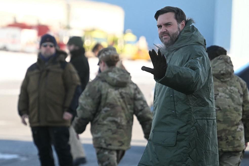 JD Vance apenas acenou para as câmeras e não falou com os repórteres.