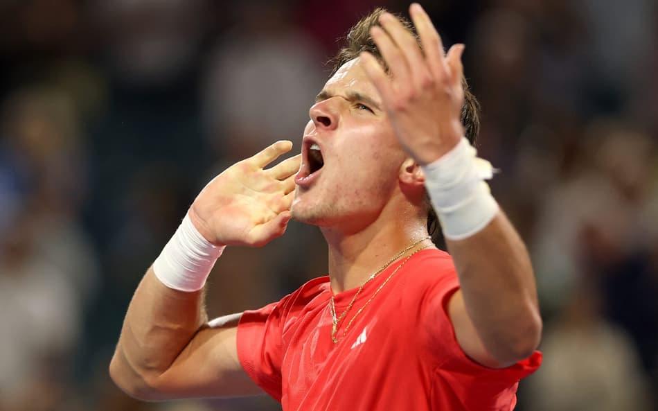 Jakub Mensik em ação durante o Masters 1000 de Miami