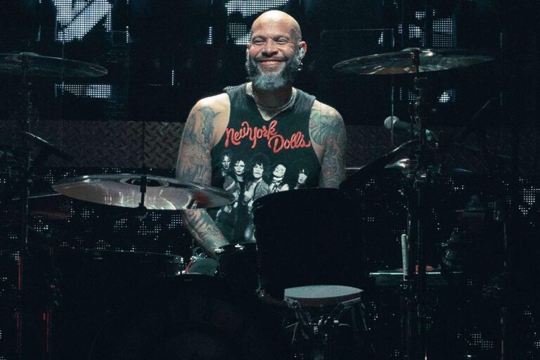 Guns N’ Roses Anuncia Saída do Baterista Frank Ferrer Após 19 Anos