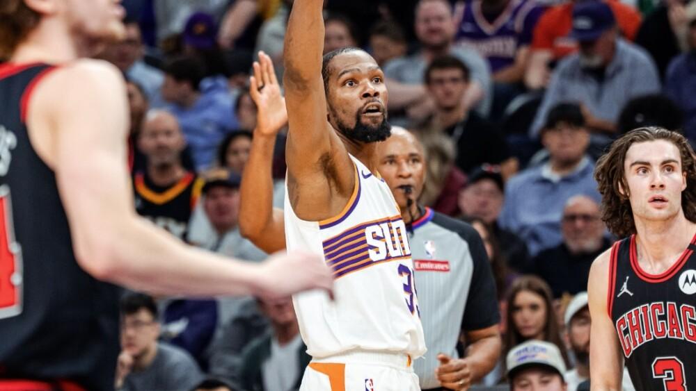 Kevin Durant em ação pelo Phoenix Suns diante do Chicago Bulls na temporada 2024/2025 da NBA.