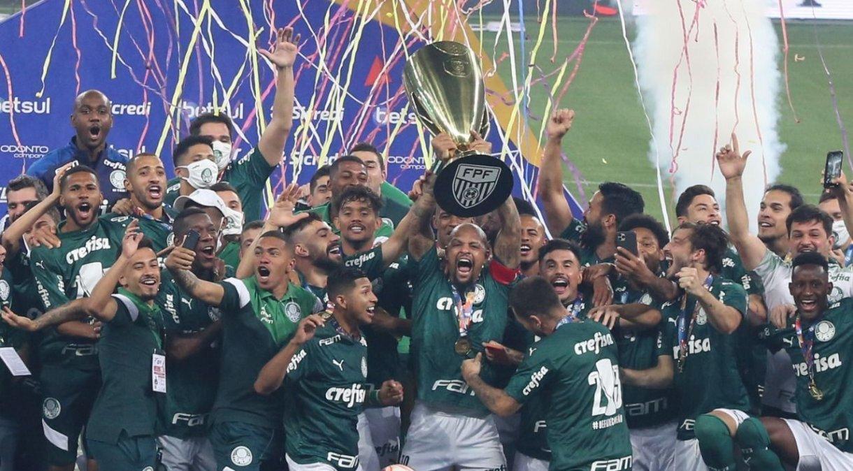 Elenco do Palmeiras comemorando o título do Paulistão de 2020 no Allianz Parque