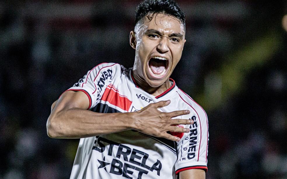 Pedro Severino comemora gol pelo Botafogo-SP contra o Comercial