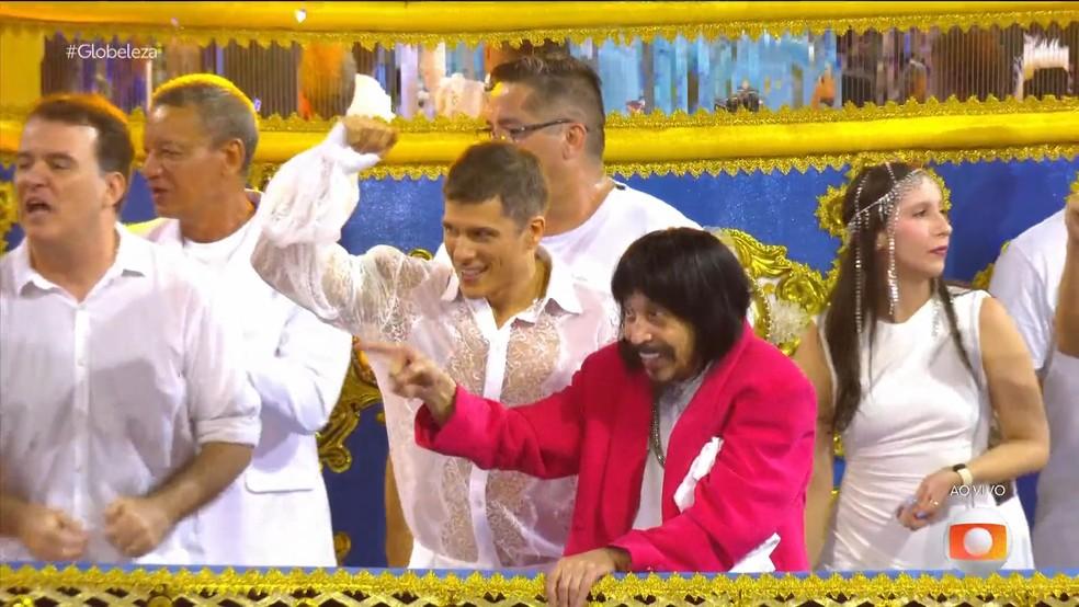 Rodrigo Vellozo e o pai, Benito di Paula, durante o desfile da Águia de Ouro