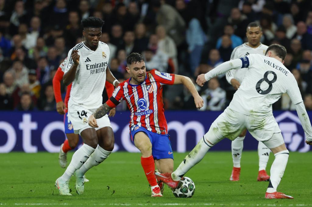 Fede Valverde disputa bola com Javier Galán