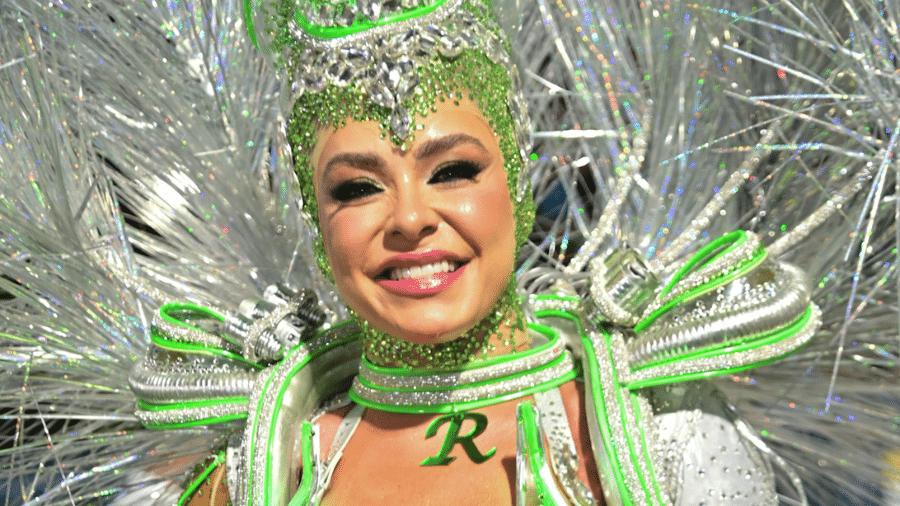 Fabíola Andrade usa colar com inicial do marido, o contraventor Rogério de Andrade.