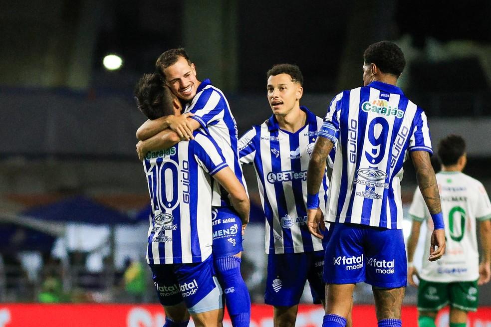 Cachoeira comemora o primeiro gol do CSA contra a Tuna Luso