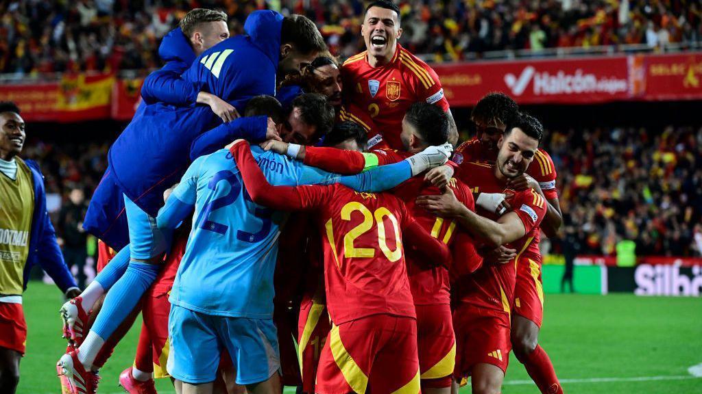 Jogadores da Espanha celebram após vencer a Holanda nos pênaltis na Liga das Nações
