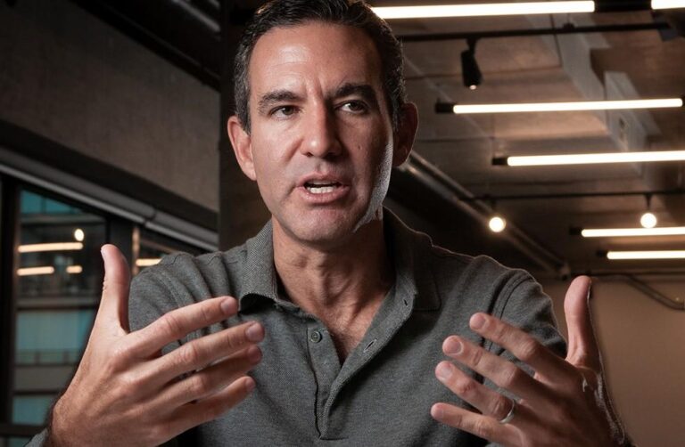 David Vélez retoma liderança do Nubank e promove mudanças na diretoria