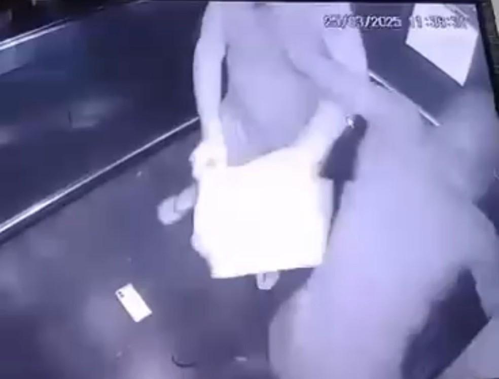 Régis Pitbull agride idoso em elevador